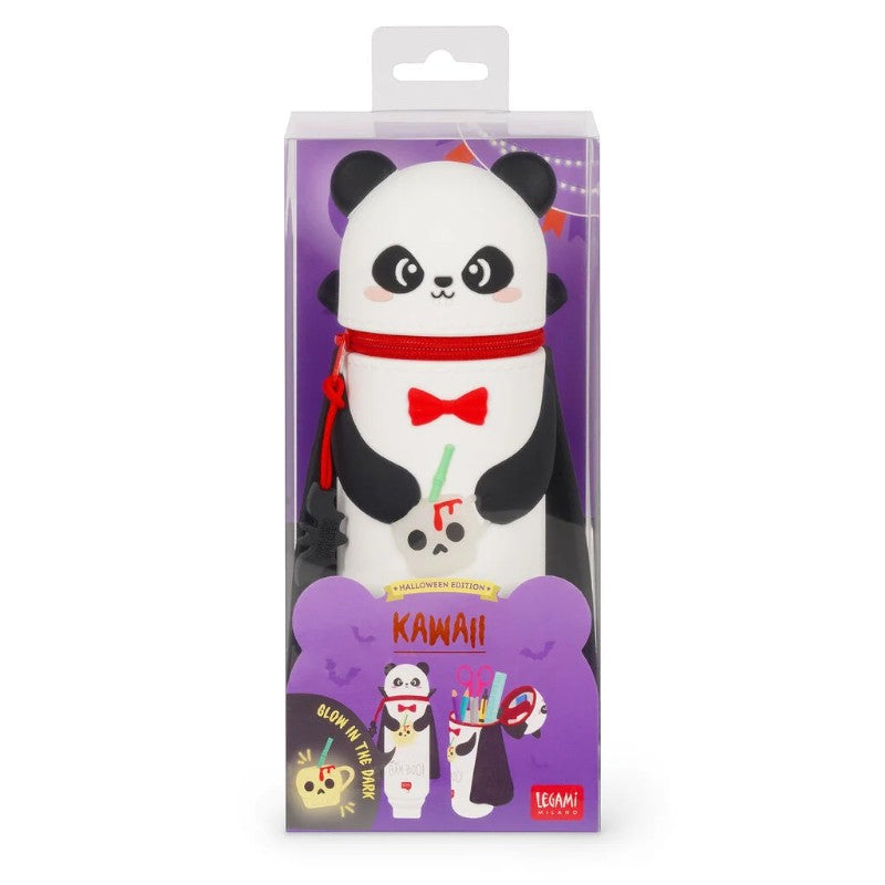 Astuccio Kawaii Legami Panda Halloween Edition: mantello, papillon, ciondolo teschio glow in the dark, zip rossa. Edizione limitata!