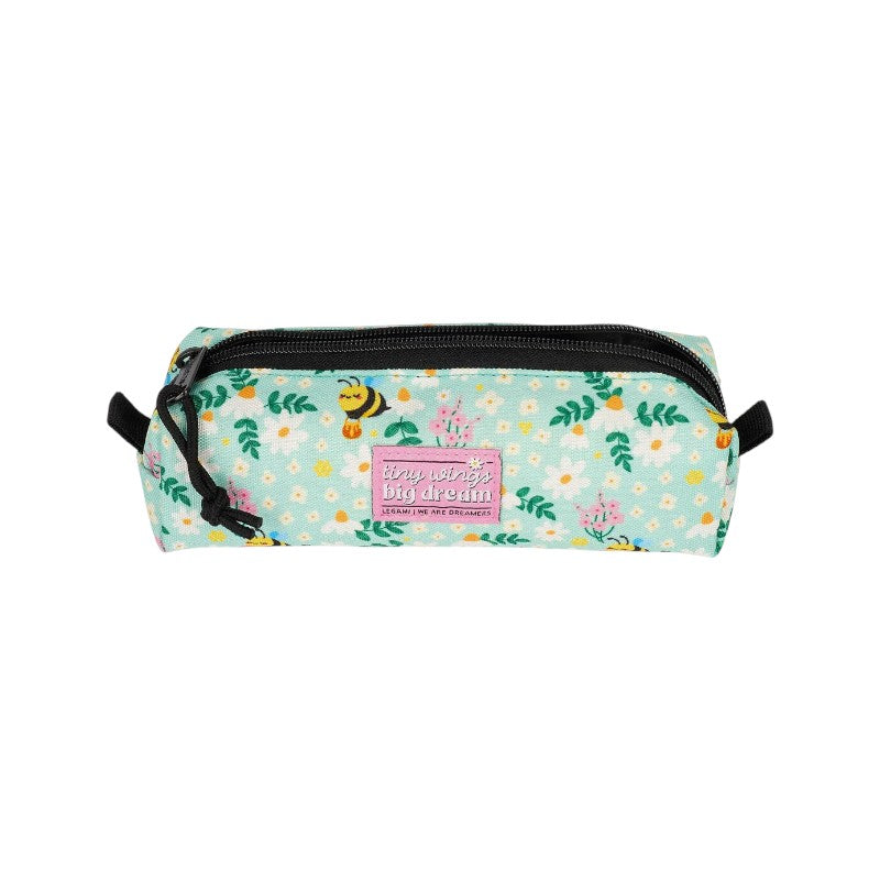 Astuccio Legami tema ape Tiny Wings Big Dream: tessuto verde menta con margherite e apine, zip con laccetto. Scopri il pencil case Legami!