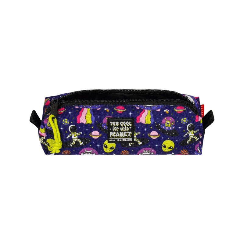 Astuccio Legami Too Cool For This Planet: tessuto spazio con alieni, astronauti e UFO, zip con laccetto giallo. Scopri il pencil case Legami!