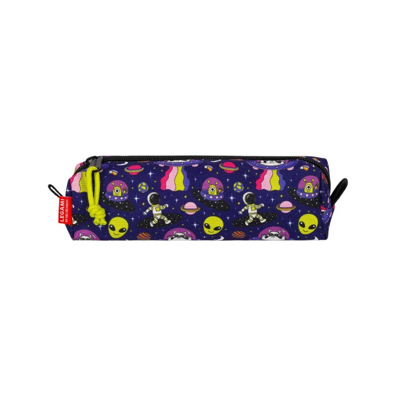Astuccio Legami Too Cool For This Planet: tessuto spazio con alieni, astronauti e UFO, zip con laccetto giallo. Scopri il pencil case Legami!