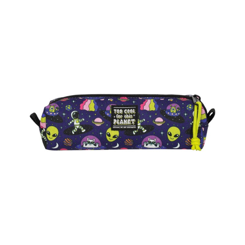 Astuccio Legami Too Cool For This Planet: tessuto spazio con alieni, astronauti e UFO, zip con laccetto giallo. Scopri il pencil case Legami!