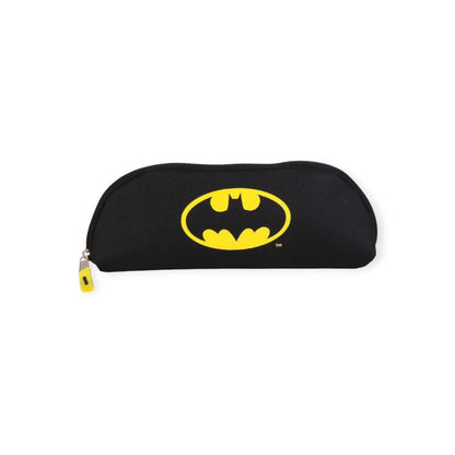 Bellissimo astuccio portapenne originale Dc Comics. Design nero con logo originale Batman giallo e con chiusura a cerniera super resistente.