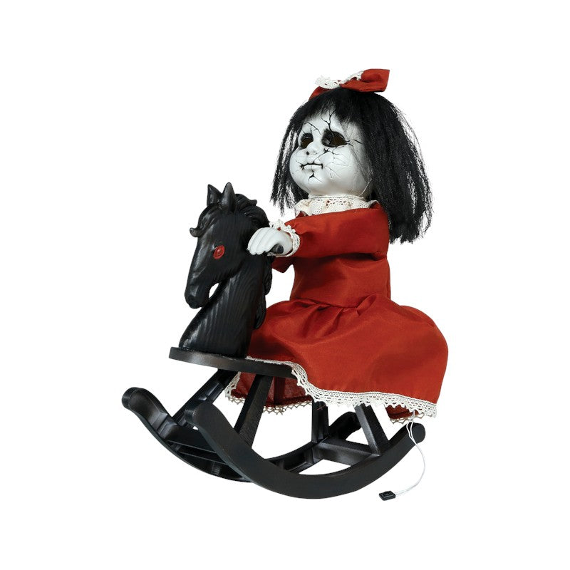 Bambola horror di Halloween su cavallo a dondolo con occhi rossi luminosi e viso crepato: decorazione da brivido. Scoprila su Viano Shop!