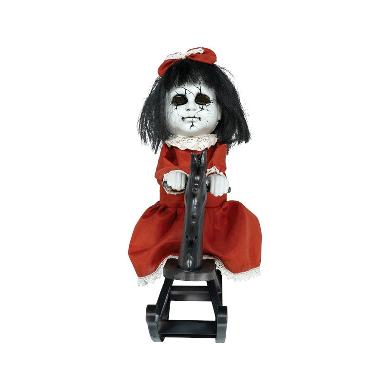 Bambola horror di Halloween su cavallo a dondolo con occhi rossi luminosi e viso crepato: decorazione da brivido. Scoprila su Viano Shop!