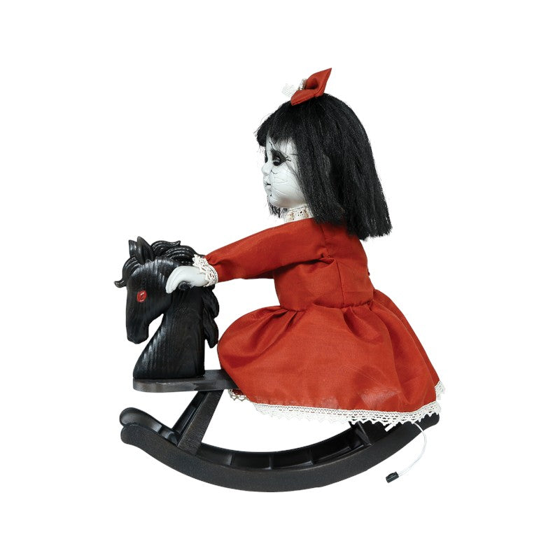 Bambola horror di Halloween su cavallo a dondolo con occhi rossi luminosi e viso crepato: decorazione da brivido. Scoprila su Viano Shop!