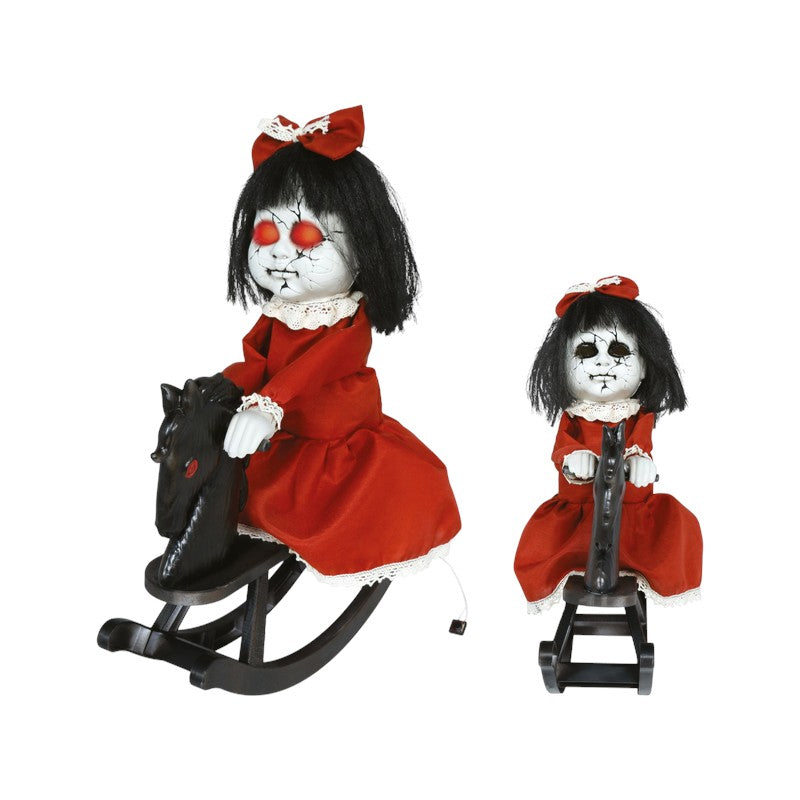 Bambola horror di Halloween su cavallo a dondolo con occhi rossi luminosi e viso crepato: decorazione da brivido. Scoprila su Viano Shop!