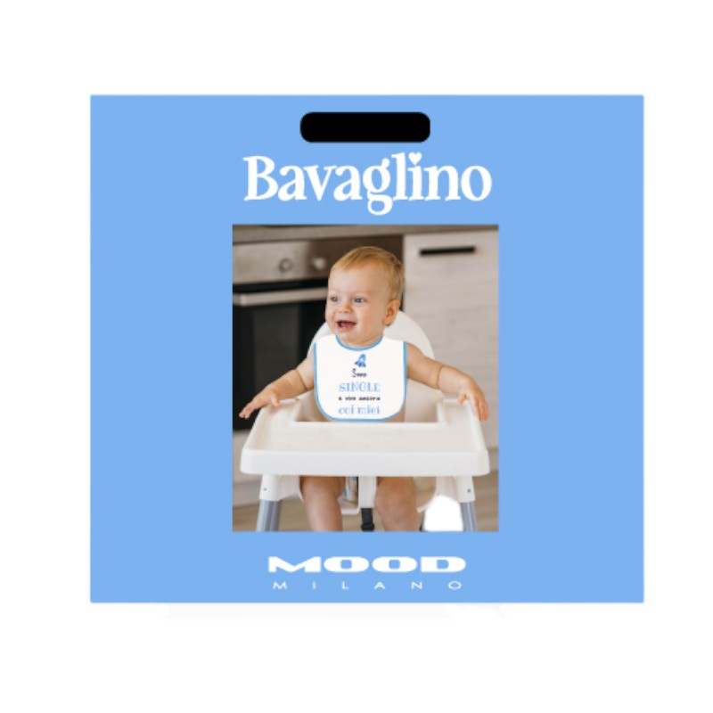 Bellissimo bavaglino bianco con contorno azzurro e la scritta "Sono Single e vivo ancora con i miei"