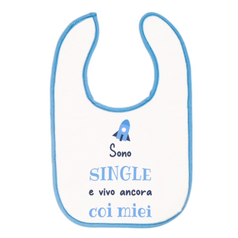 Bellissimo bavaglino bianco con contorno azzurro e la scritta "Sono Single e vivo ancora con i miei"