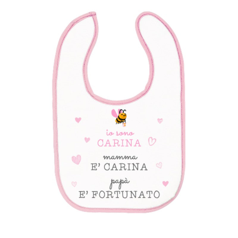 Bellissimo bavaglino bianco con contorno rosa e la scritta "Io sono carina, Mamma è carina, Papà è fortunato"