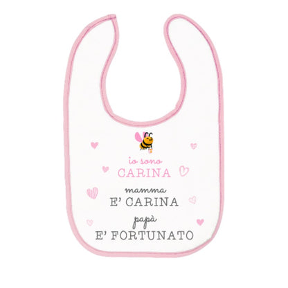 Bellissimo bavaglino bianco con contorno rosa e la scritta "Io sono carina, Mamma è carina, Papà è fortunato"