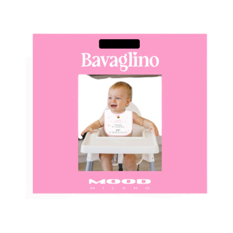 Bellissimo bavaglino bianco con contorno rosa e la scritta "Io sono carina, Mamma è carina, Papà è fortunato"