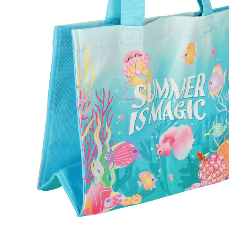 Borsa mare Legami Summer is Magic limited edition: design marino incantato, bottone magnetico, tasca interna, fino a 15kg. L 47x61,5cm. Scoprila su Viano Shop!
