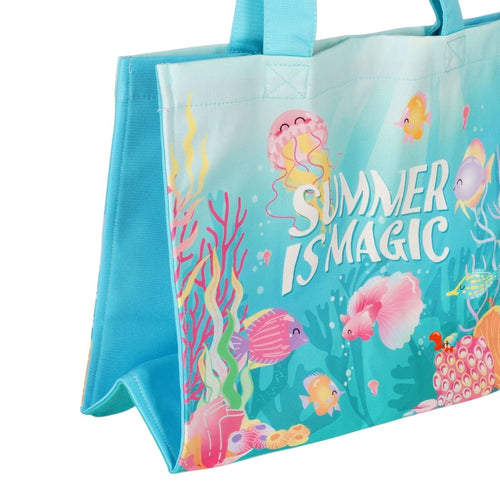 Borsa mare Legami Summer is Magic limited edition: design marino incantato, bottone magnetico, tasca interna, fino a 15kg. L 47x61,5cm. Scoprila su Viano Shop!
