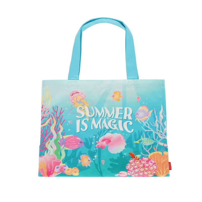 Borsa mare Legami Summer is Magic limited edition: design marino incantato, bottone magnetico, tasca interna, fino a 15kg. L 47x61,5cm. Scoprila su Viano Shop!
