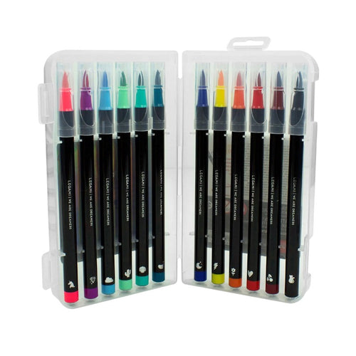 Brush pen Legami 12 colori neon: punta pennello soft, inchiostro acqua e custodia rigida inclusa. Perfette per lettering, calligrafia e bullet journal!