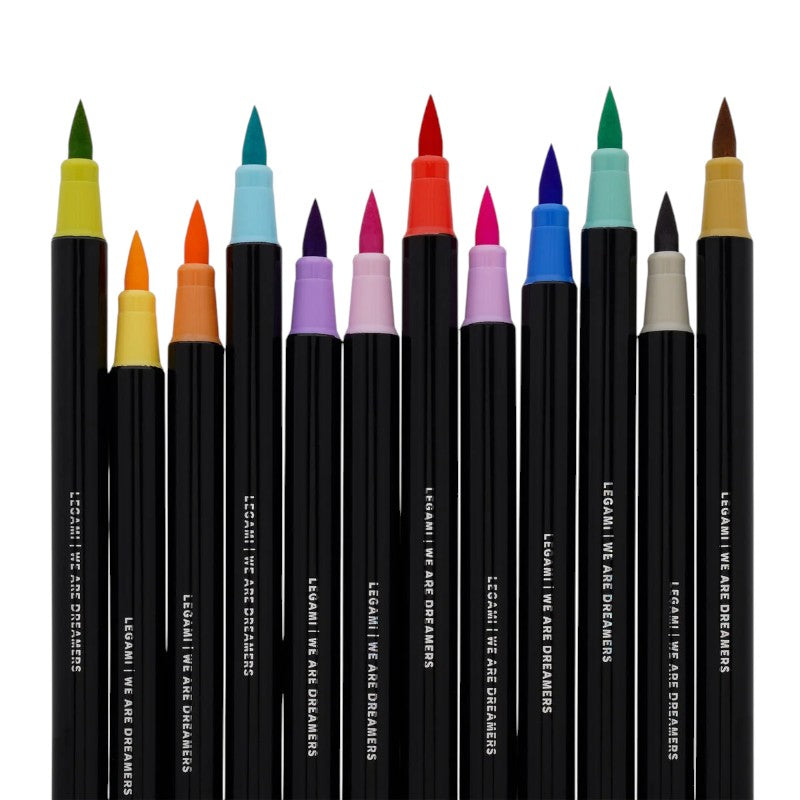 Brush pen Legami Pastel 12 colori: punta pennello soft, inchiostro acqua sfumabile e custodia inclusa. Perfette per lettering, journaling e illustrazione!