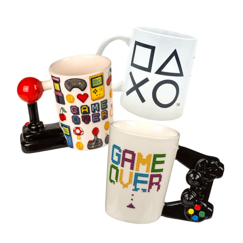 Set composto da 3 tazze per i veri appassionati dei videogiochi composto da 1 tazza con il manico a forma di joystick, 1 tazza con il manico a forma di joypad ed 1 tazza con il logo della playstation