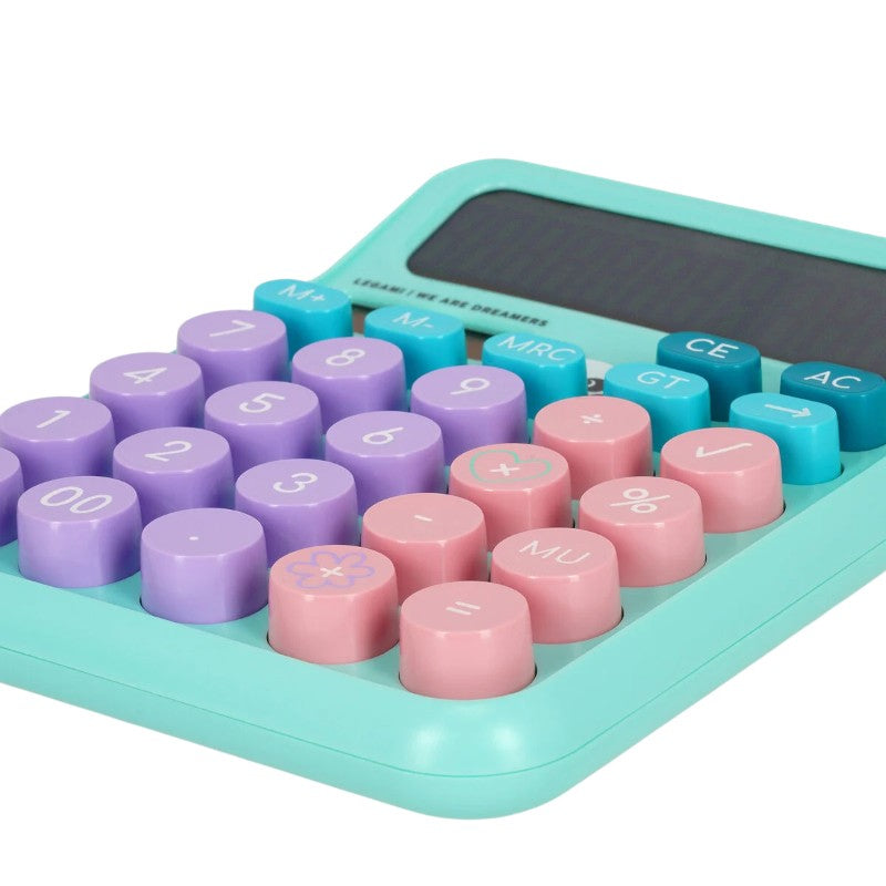 Calcolatrice maxi Legami Panda — verde menta, tasti rotondi kawaii, display LCD, doppia alimentazione solare e batteria. Regalo originale per la scrivania.