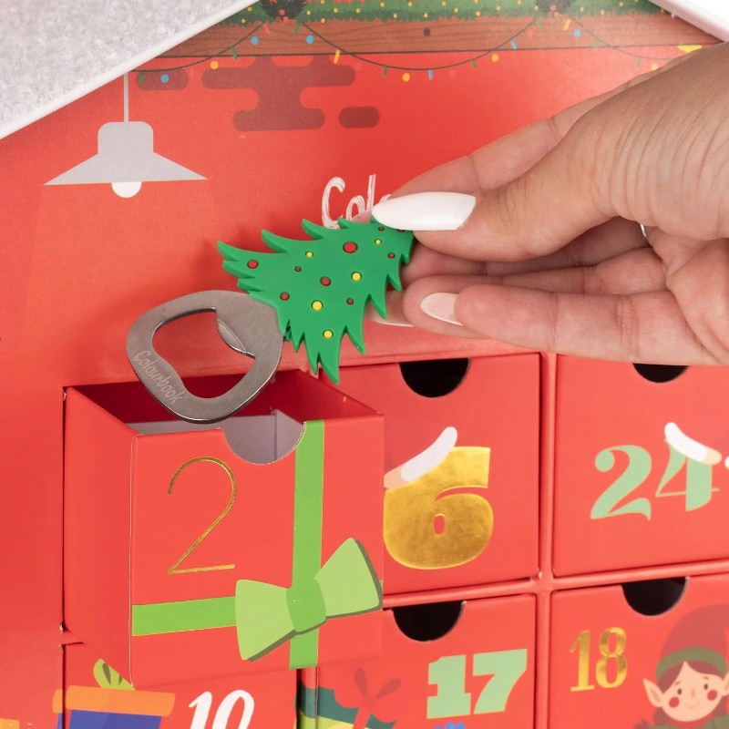 Calendario dell'Avvento Colourbook 2026 Fabbrica degli Elfi: casetta con 24 cassetti e sorprese di cartoleria per un Natale creativo. Su Viano Shop!