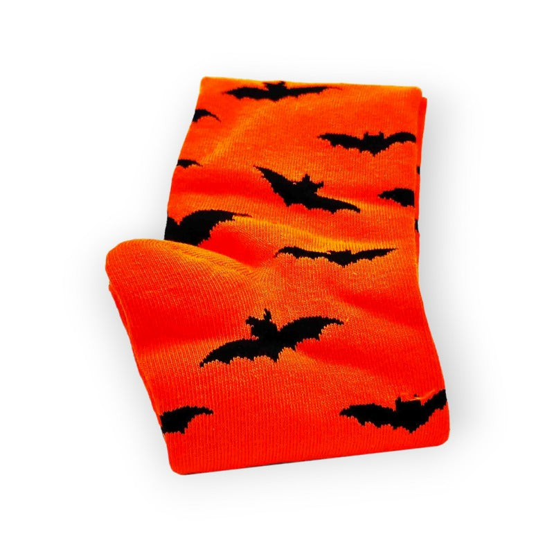 Fantastici calzini unisex horror a tema Halloween. Design Frankenstein, sfondo arancioni con pipistrelli neri. Misura 36-43