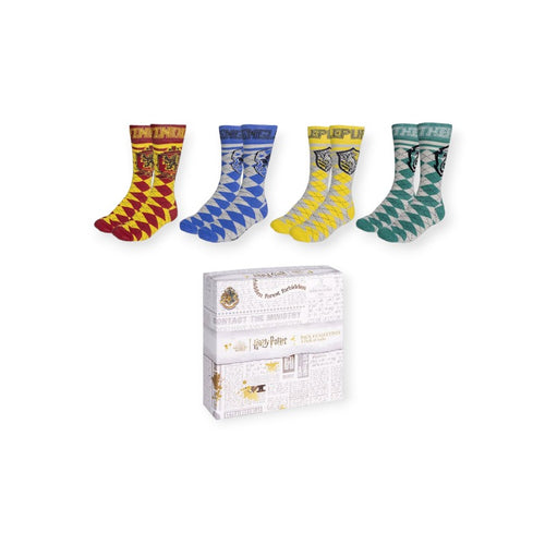 Bellissimo kit regalo composto da 4 paia di calzini colorati in cotone a tema Harry Potter. Ogni calza raffigura una delle quattro famose casate di Hogwarts.