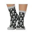 Calzini di Halloween con teschi e ossa: calze nere con stampa all-over e dettagli grigi, comode e originali per l’autunno. Su Viano Shop!
