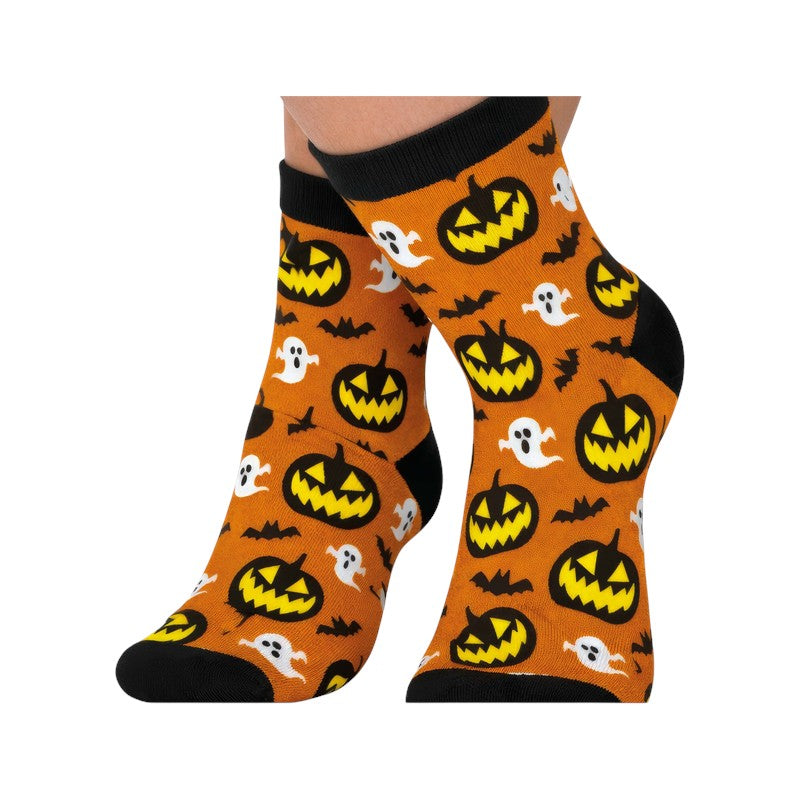 Calzini di Halloween con zucche, fantasmi e pipistrelli: calze arancioni con stampa all-over e dettagli neri, allegre e comode. Su Viano Shop!