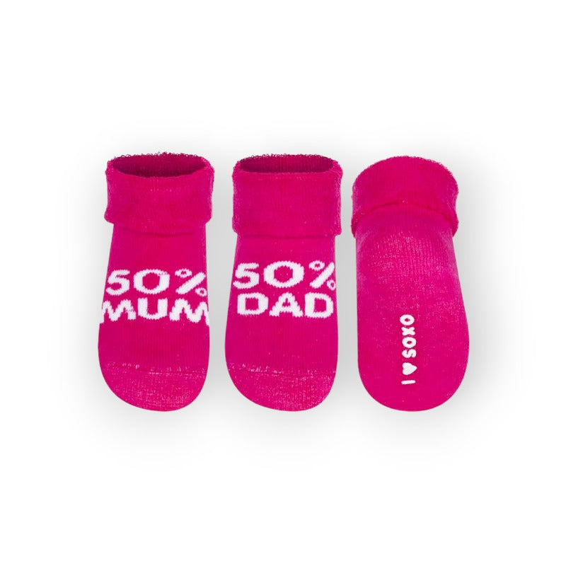 Fantastiche calze da neonata color rosa con scritta 50% Mum 50% Dad. Mamma e papà.. Idea regalo perfetta gadget divertente