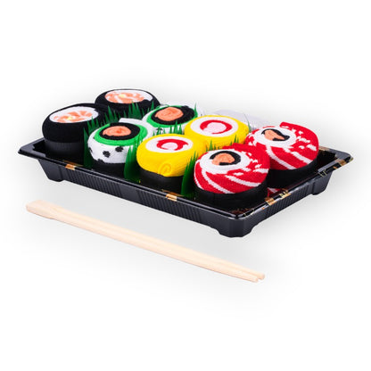 Fantastiche calze regalo sushi box Unisex. 4 paia di calzini colorati e divertenti a tema sushi in 4 diversi colori racchiusi in una confezione originale divertente con bacchette e bottiglietta di salsa di soia. Misura 35-40. Ottima idea regalo