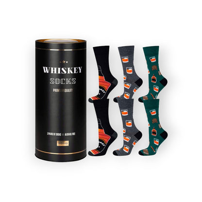 Fantastiche calze colorate da uomo a tema whiskey con disegnate bottiglie e bicchieri. Kit da 3 paia misura 40-45 racchiuse in un'originale e divertente porta bottiglie. Ottima idea regalo uomo ragazzo