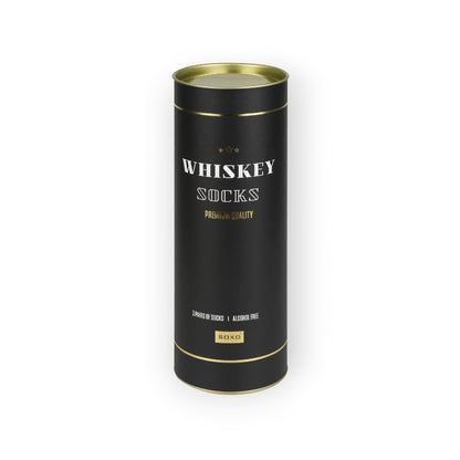 Fantastiche calze colorate da uomo a tema whiskey con disegnate bottiglie e bicchieri. Kit da 3 paia misura 40-45 racchiuse in un'originale e divertente porta bottiglie. Ottima idea regalo uomo ragazzo