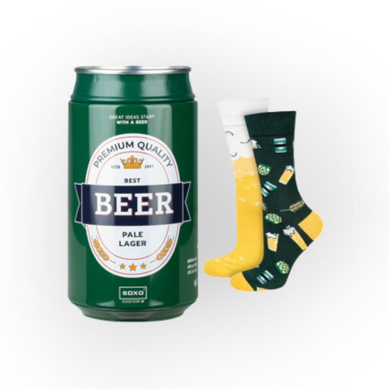 Fantastiche calze da uomo colorate e divertenti. Un paio di calzini da ragazzo a tema Birra verde Pale Lager misura 40-45 racchiuse in una lattina di birra originale e divertente. Ottima idea regalo Gadget divertente