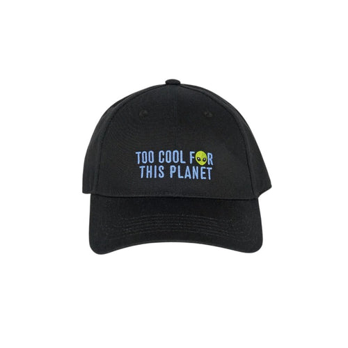 Cappellino Legami Too Cool for This Planet: cotone nero, scritta azzurra e alieno verde ricamati, chiusura regolabile taglia unica. Ironico e originale. Scoprilo!
