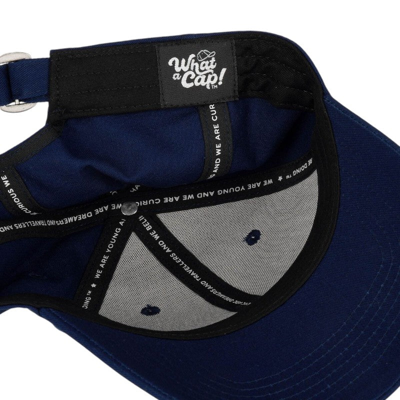 Cappellino Legami Better Than a Unicorn: cotone blu navy, ricamo asinello kawaii e scritta bianca, taglia unica regolabile. Ironico e originale. Scoprilo!
