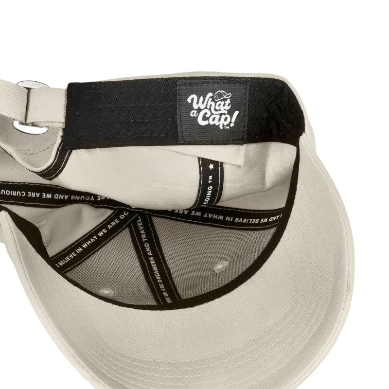 Cappellino Legami Cat Lovers Club: cotone bianco panna, ricamo nero e patch gatto kawaii, taglia unica regolabile. Per ogni cat lover con stile. Scoprilo!
