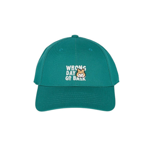 Cappellino Legami Wrong Day Go Back: cotone verde smeraldo, ricamo Corgi kawaii e scritta bianca, taglia unica regolabile. Ironico e originale. Scoprilo!
