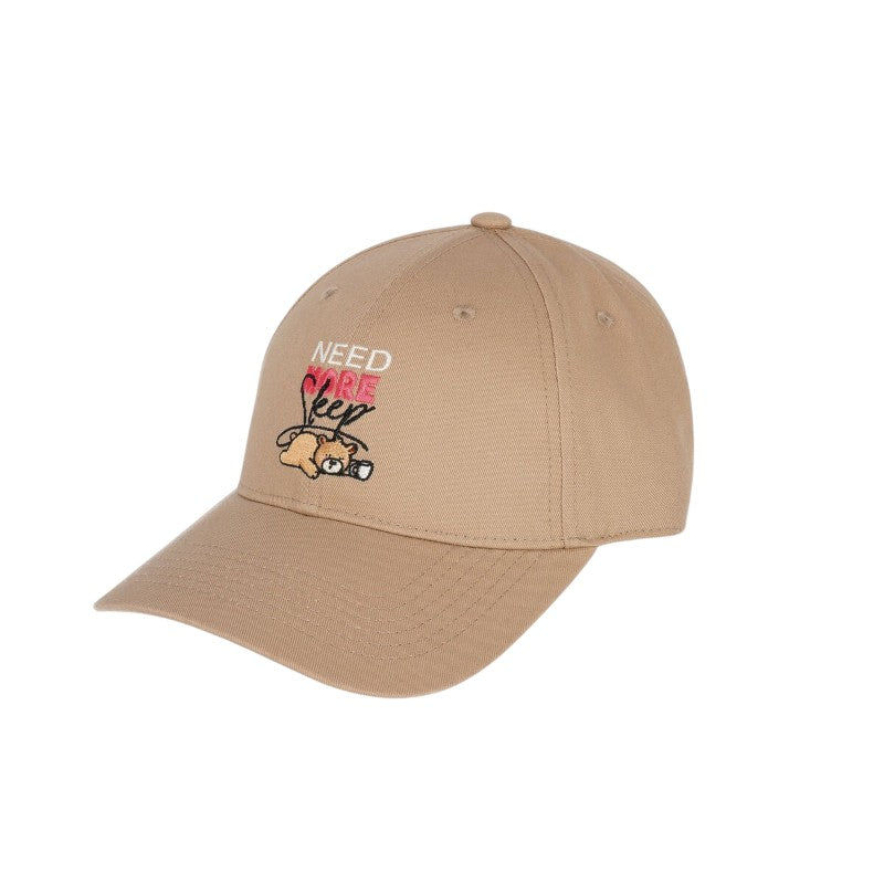 Cappellino visiera Legami "Need More Sleep" — orsetto ricamato, colore sabbia, taglia unica regolabile. Il berretto ironico perfetto per chi ama dormire