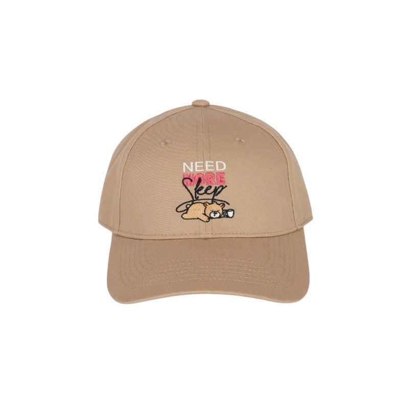 Cappellino visiera Legami "Need More Sleep" — orsetto ricamato, colore sabbia, taglia unica regolabile. Il berretto ironico perfetto per chi ama dormire