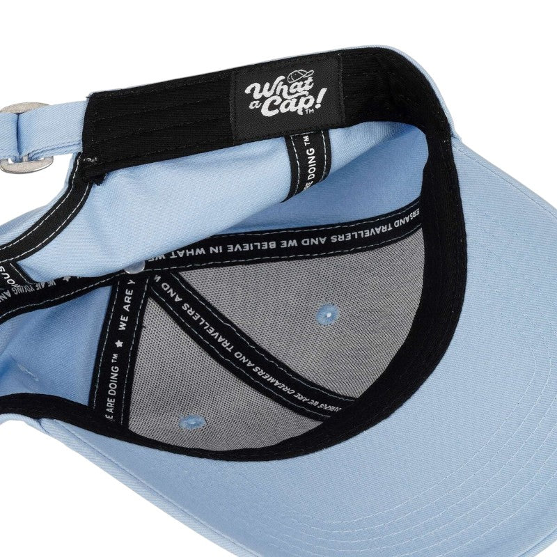 Cappellino visiera Legami "Head in the Clouds" — azzurro cielo, nuvola ricamata, taglia unica regolabile. Il berretto sognatore perfetto per lei e per lui.
