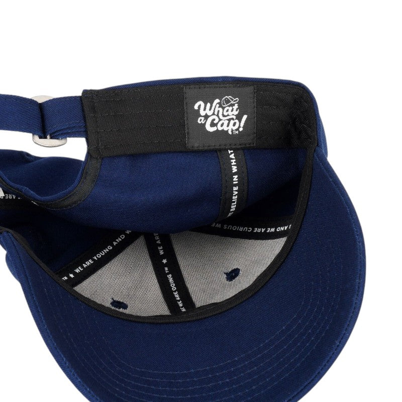Cappellino visiera Legami "Out of Office" — blu notte, gatto ricamato, taglia unica regolabile. Il berretto ironico perfetto per chi ama le vacanze.