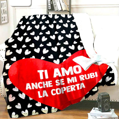 Bellissimo plaid invernale matrimoniale a tema San Valentino, design nero con cuori bianchi e la scritta "Ti amo anche se mi rubi la coperta"