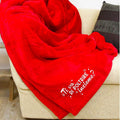 Bellissima coperta in pile a tema Love, rossa con la scritta bianca ricamata "Ti va di poltrire insieme?"