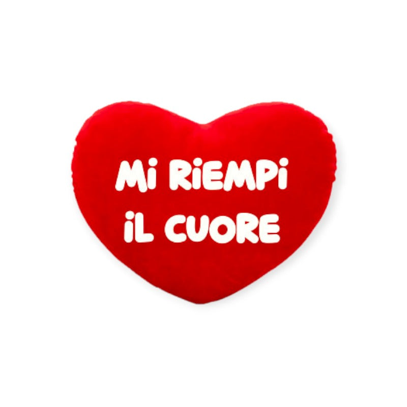 Fantastico cuscino a forma di cuore con diametro di 35cm circa e la scritta "Mi riempi il cuore". Ottima idea regalo per innamorati e San Valentino