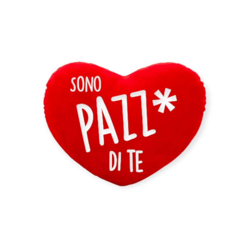 Fantastico cuscino a forma di cuore con diametro di 35cm circa e la scritta "Sono pazz* di te". Ottima idea regalo per innamorati e San Valentino