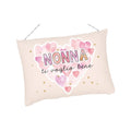 Bellissimo cuscino regalo per la festa dei nonni, rosa con tanti cuoricini e la scritta "Nonna ti voglio bene"