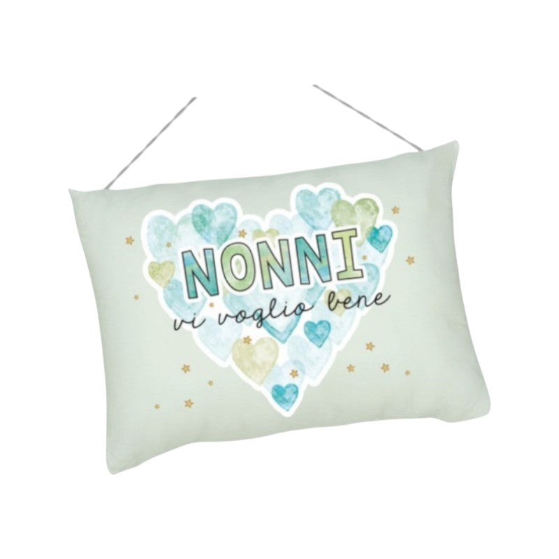 Bellissimo cuscino regalo per la festa dei nonni, verde con tanti cuoricini e la scritta "Nonni vi voglio bene"