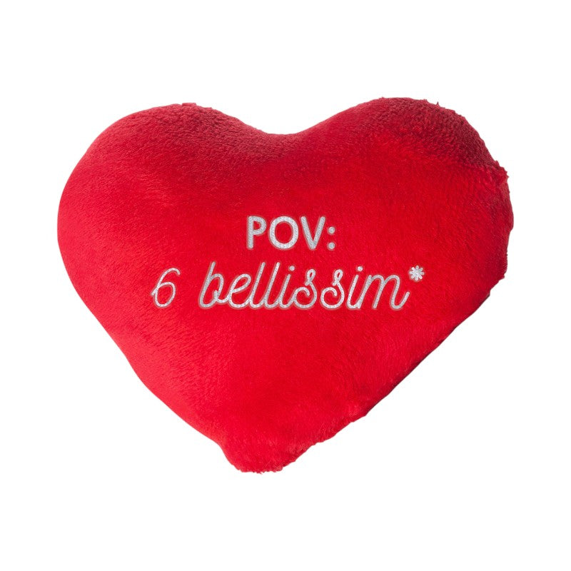 Bellissimo cuscino a forma di cuore con la scritta bianca ricamata "POV: Sei bellissim*", sofficissimo e morbidissimo.