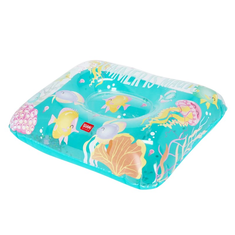 Cuscino gonfiabile Legami Summer is Magic 37x30cm: PVC azzurro con glitter, bolla centrale con pesciolino. Design marino kawaii. Coordinato con la collezione!
