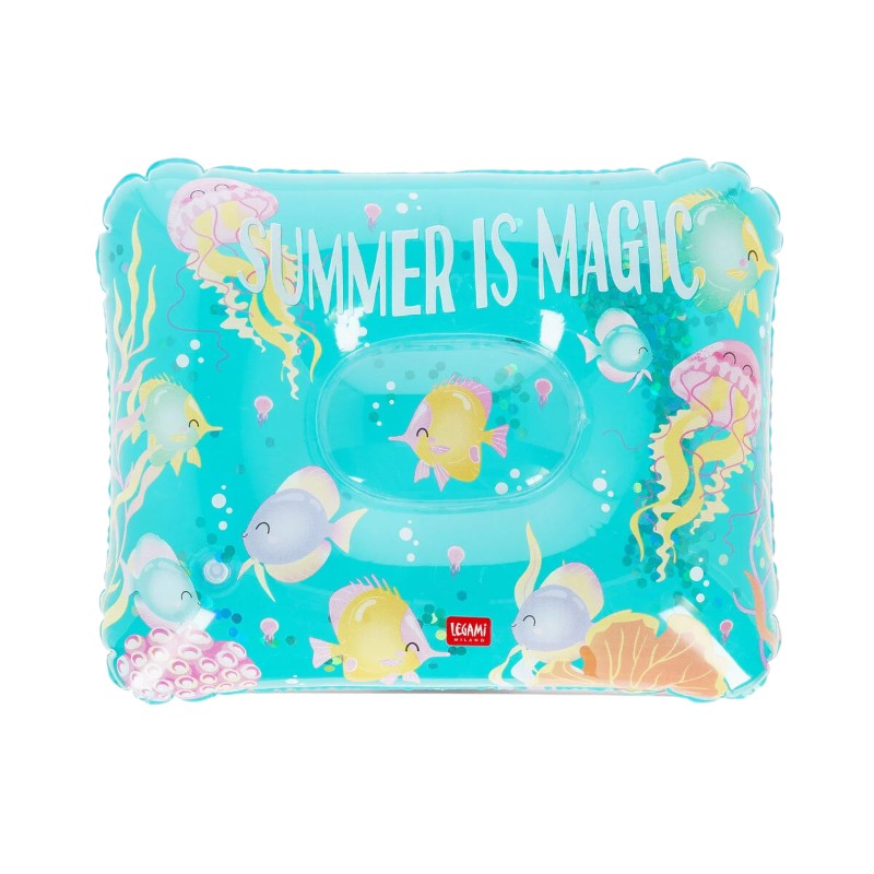 Cuscino gonfiabile Legami Summer is Magic 37x30cm: PVC azzurro con glitter, bolla centrale con pesciolino. Design marino kawaii. Coordinato con la collezione!
