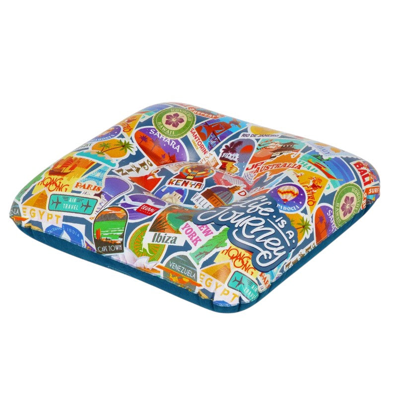 Cuscino gonfiabile Legami Life is a Journey 37x30cm: PVC con sticker travel vintage, design mete del mondo. Coordinato con il telo. Perfetto per mare e viaggio!
